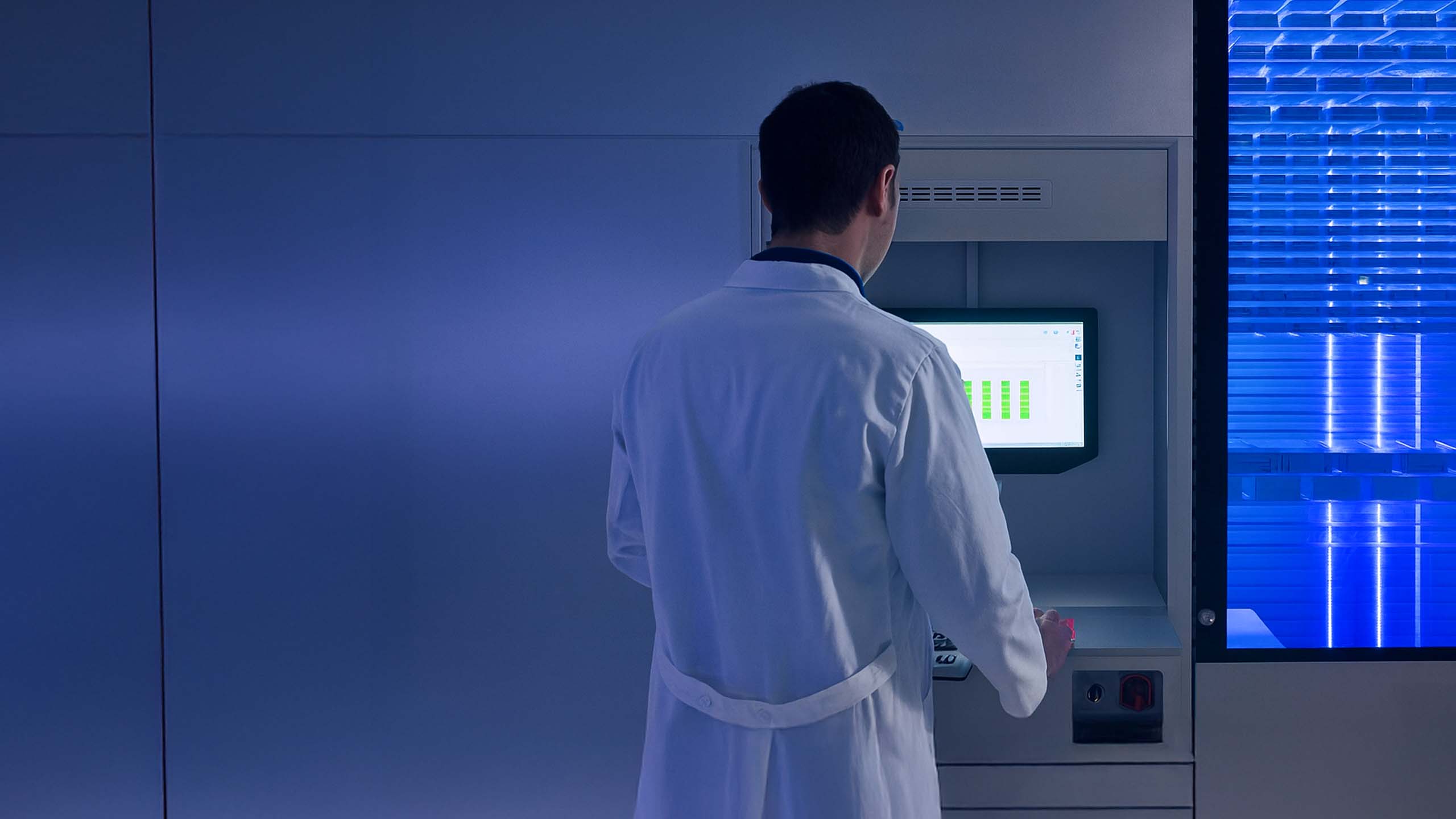 Operatore in ospedale che carica i prodotti all'interno del magazzino robotizzato