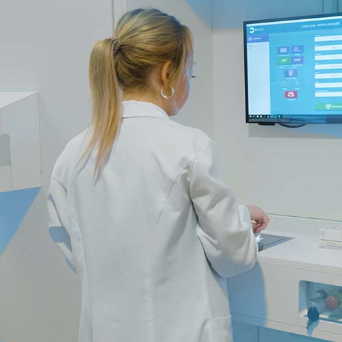 Farmacista che scansiona il prodotto per caricarlo sul nastro trasportatore semiautomatico RIEDL