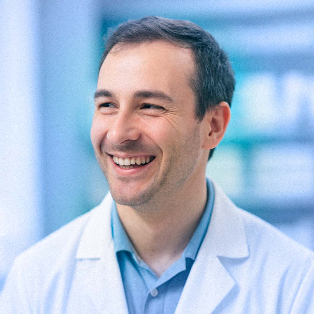 Farmacista che sorride soddisfatto