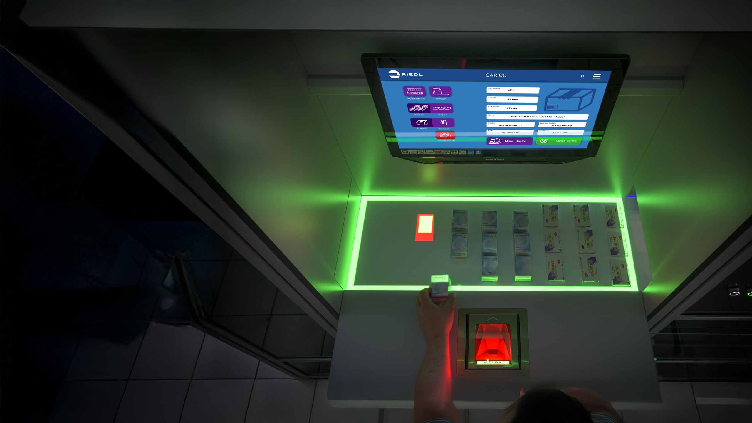 Sistema di carico semi-automatico composto da un nastro che carica i farmaci all'interno del magazzino